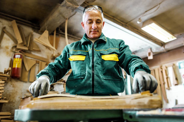 un charpentier à Meyzieu suit un processus méthodique pour réparer les fermettes de charpente. Il commence par une inspection minutieuse. Ensuite,