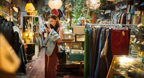 la mode vintage n’est pas simplement un retour en arrière. Elle s’inscrit dans un mouvement plus large de réévaluation des tendances,