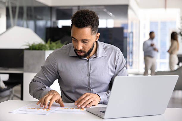 Grâce à un branding B2B Paris, les entreprises peuvent construire une identité visuelle forte, homogène et immédiatement reconnaissable.
